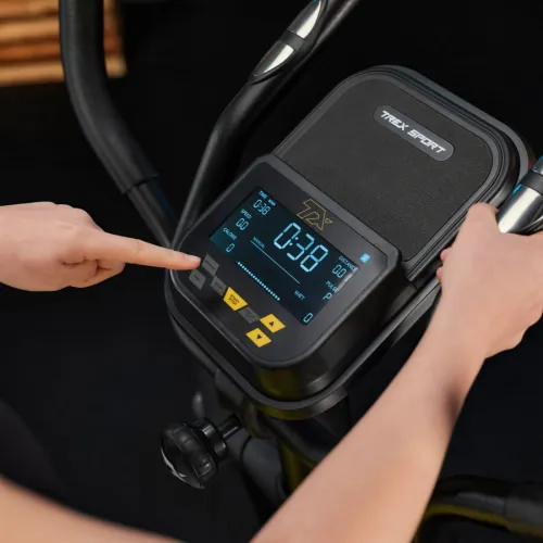 Зацікавлений тренувальний комп'ютер із великим дисплеєм