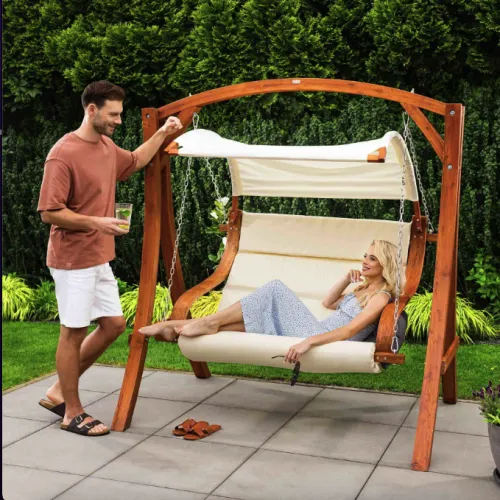 Зручне сидіння та вбудований капюшон